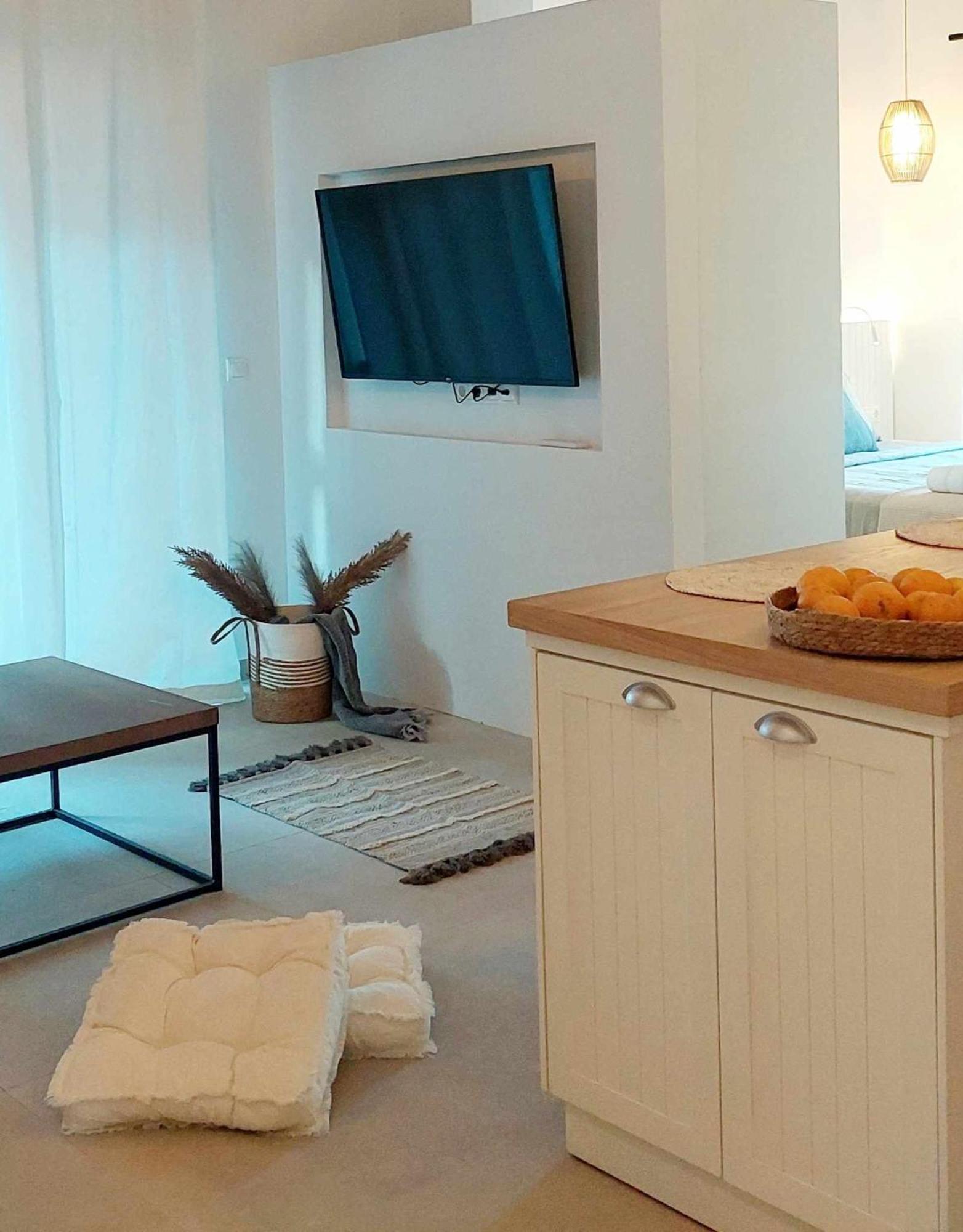 Maya Apartments, Modern And Convenient Apartments With Private Parking Skiathos Town Exterior foto